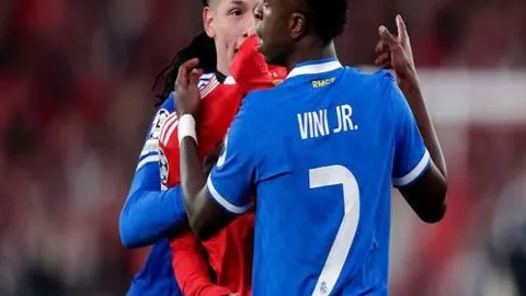 惊险瞬间！哈维-西蒙斯踩踏范戴克小腿，VAR判红牌，热刺陷入困境，战局突变风云！